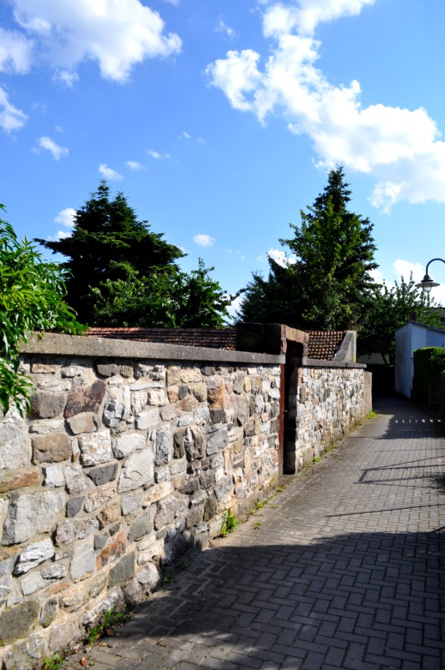 Obereschbach, Ortsmauerreste hinter Ober-Eschbacher-Straße 61 (1)