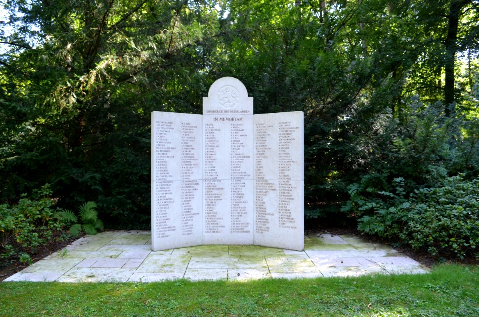 Oberrad, Waldfriedhof, Niederländisches Ehrenfeld, Gedenktafel