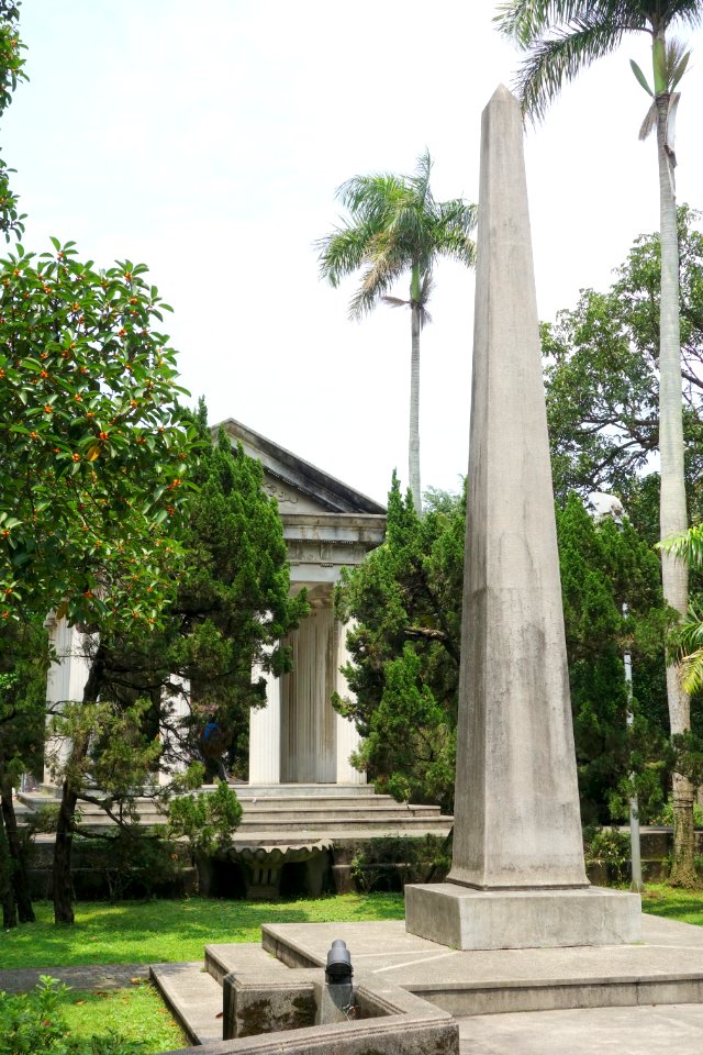 Obelisk - Fu Si-nian Memorial Garden - National Taiwan University - DSC01175
