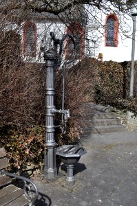 Oberauroff, Brunnen bei Kirche