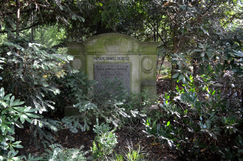 Oberrad, Waldfriedhof, Grab 1 K 23 Dedecke-Rode