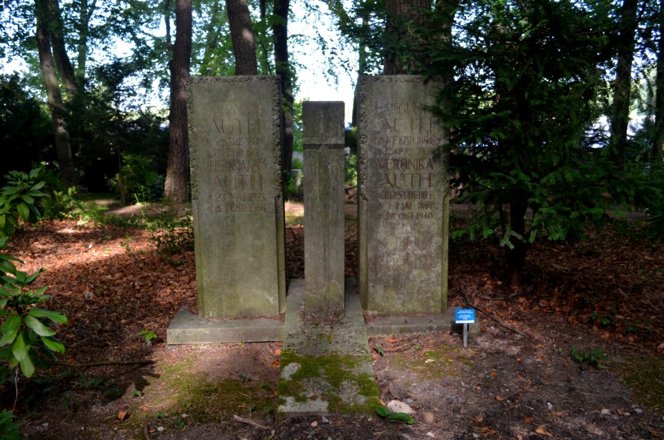 Oberrad, Waldfriedhof, Grab 2 J 15 Auth