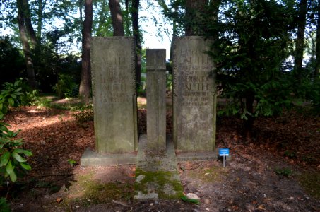 Oberrad, Waldfriedhof, Grab 2 J 15 Auth