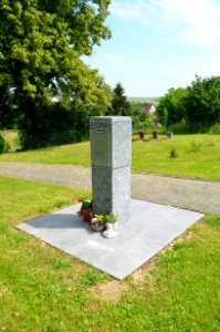 Oberquembach, Friedhof, Stele