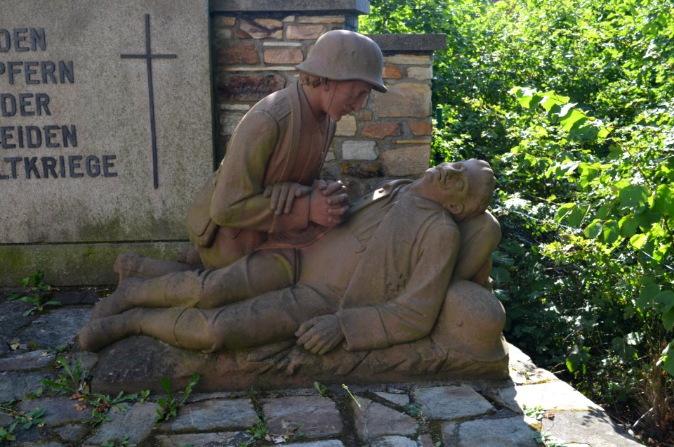 Oberjosbach, Kriegerdenkmal, Figuren