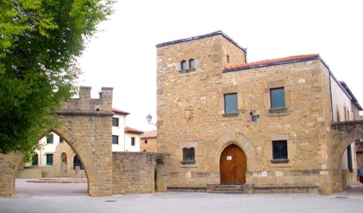 Obanos - Plaza de los Fueros 2