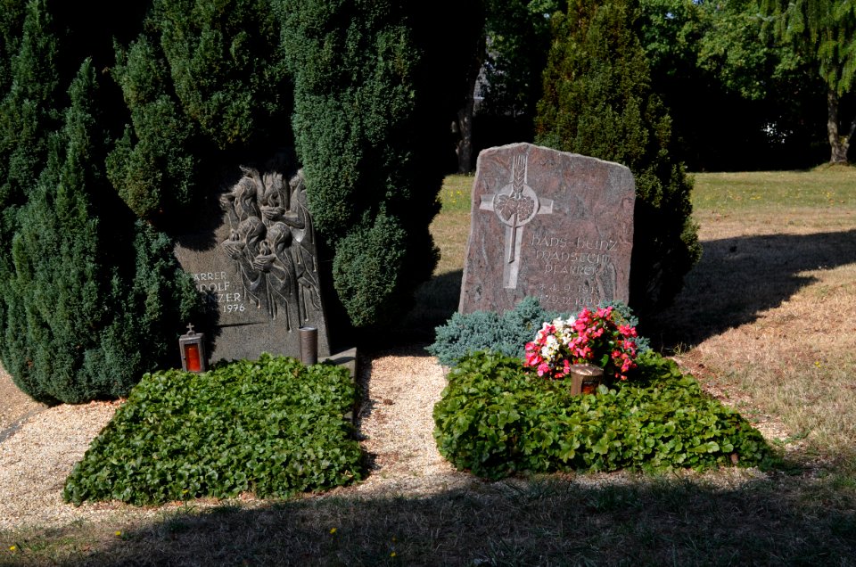 Oberjosbach, Friedhof, Pfarrergräber