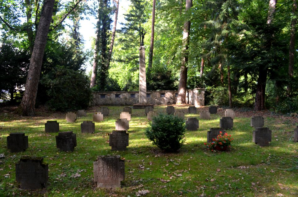 Oberrad, Waldfriedhof, Gefallenendenkmal 14 18, Totale