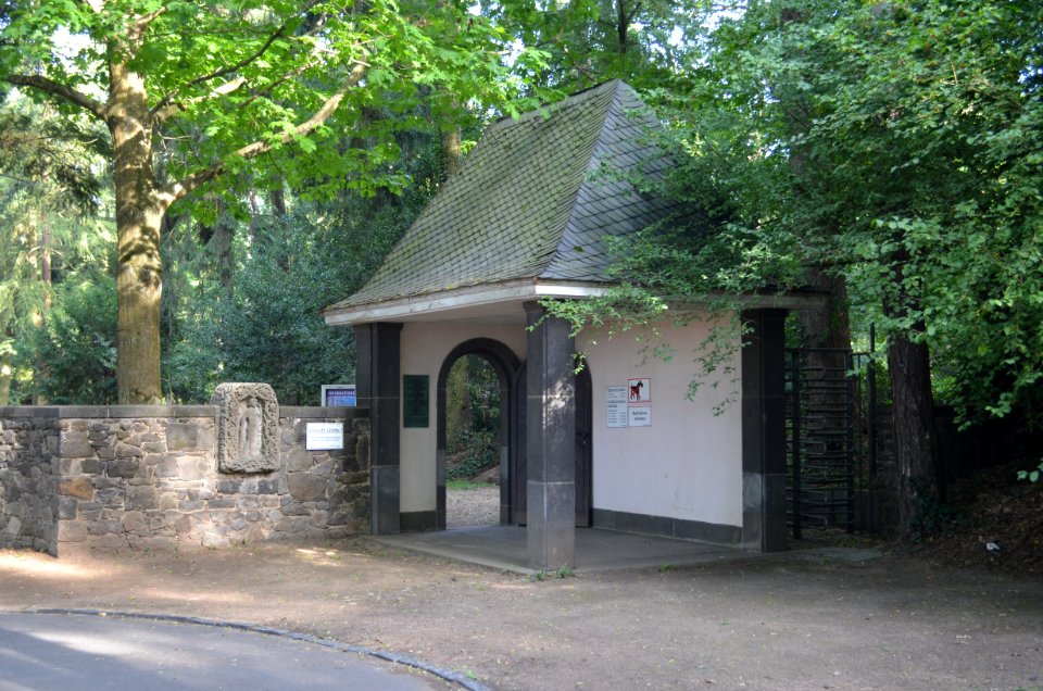 Oberrad, Waldfriedhof, Tor (1)