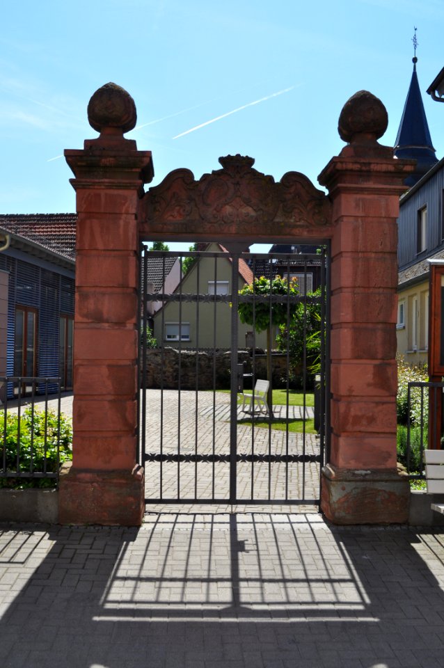 Ober-Eschbach, Ober-Eschbacher Straße 76, Tor