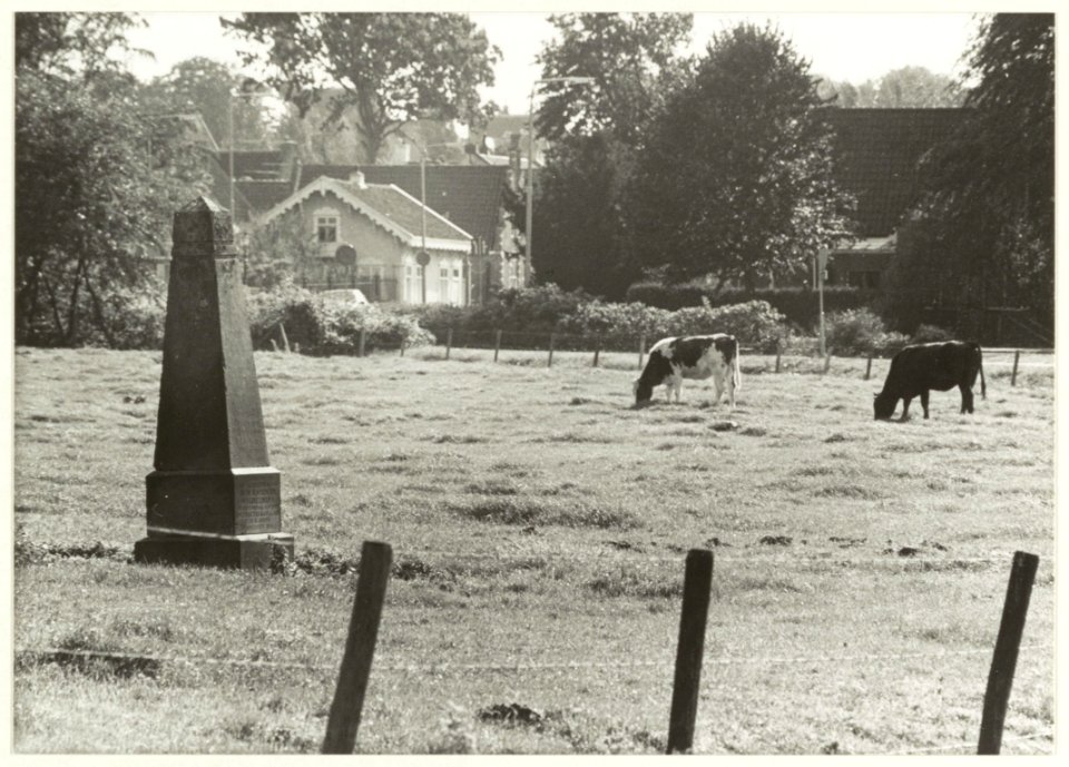 Obelisk aan de Binnenweg 6 te Bennebroek. OpschriftTer herinnering aan het bezoek van H.M. KONINGIN WILHELMINA in het bivak van het instructiebataljon uit kampen 11 augustus 1916. NL-HlmNHA 54031755