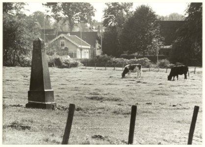 Obelisk aan de Binnenweg 6 te Bennebroek. OpschriftTer herinnering aan het bezoek van H.M. KONINGIN WILHELMINA in het bivak van het instructiebataljon uit kampen 11 augustus 1916. NL-HlmNHA 54031755