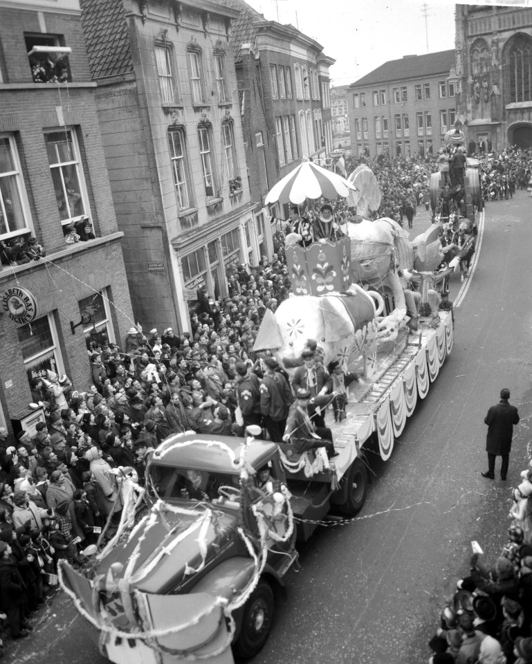 Oeteldonk viert carnaval, tijdens optocht, Bestanddeelnr 916-0413