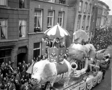 Oeteldonk viert carnaval, tijdens optocht, Bestanddeelnr 916-0408