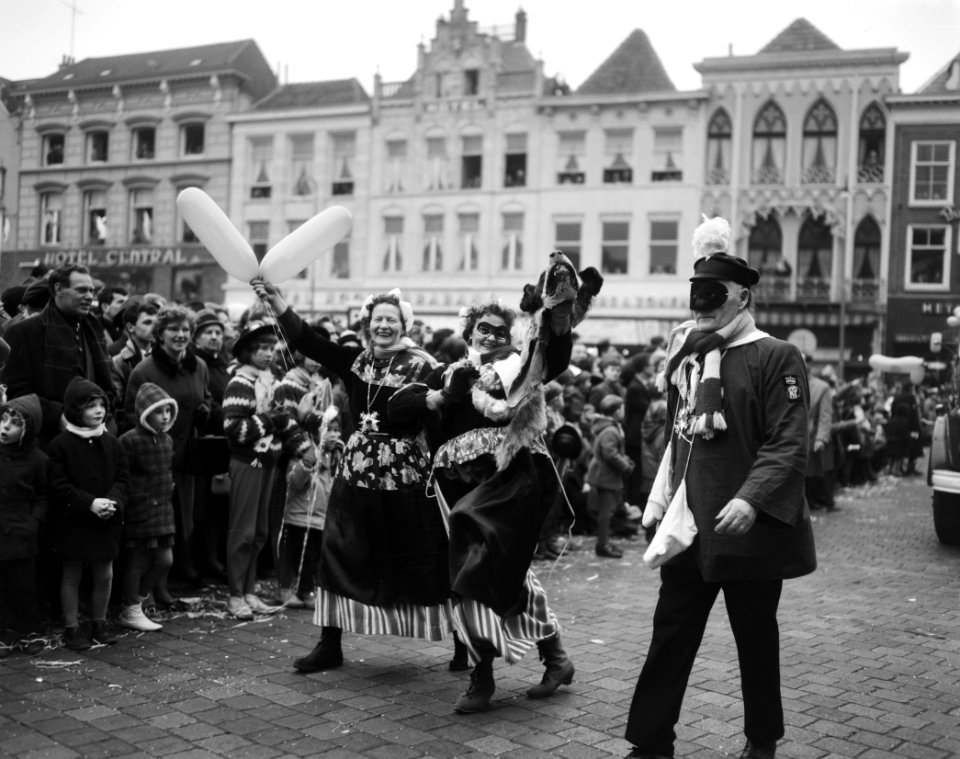 Oeteldonk viert carnaval, tijdens optocht, Bestanddeelnr 916-0412