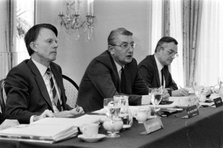 Oce van der Grinten presenteert jaarverslag dr. O. van der Grinten (lid RvB), i, Bestanddeelnr 933-2556