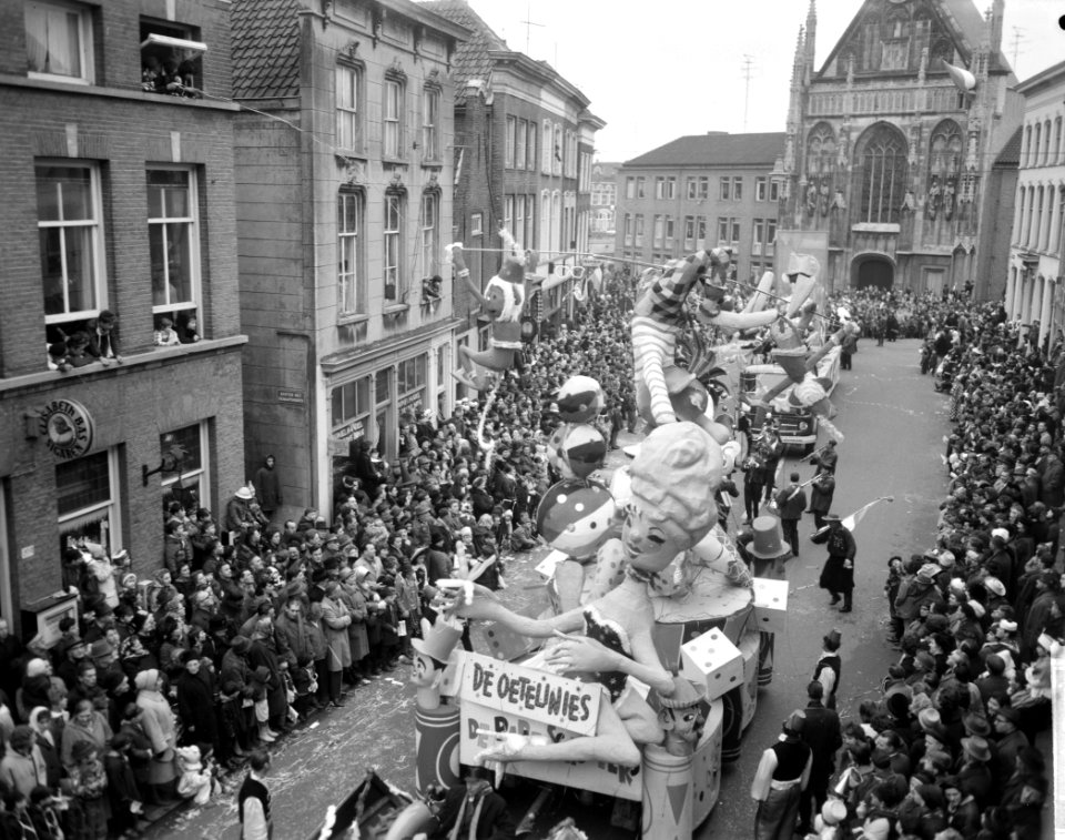 Oeteldonk viert carnaval, tijdens optocht, Bestanddeelnr 916-0414