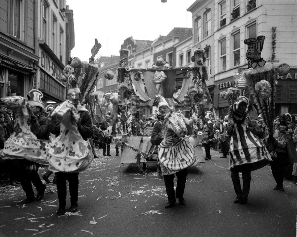 Oeteldonk viert carnaval, tijdens optocht, Bestanddeelnr 916-0406
