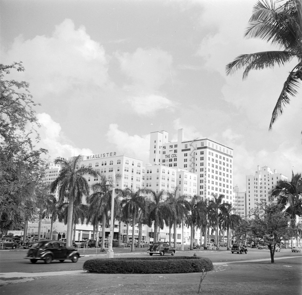 Ocean Drive Boulevard in Miami met het Colonial en het Mac Allistar Hotel, Bestanddeelnr 191-0776