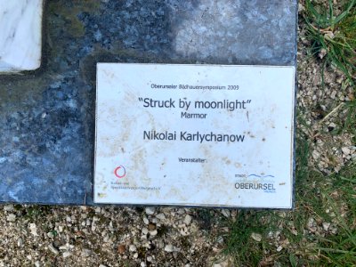 Oberursel, Lomonossow-Park, Skulptur Struck by moonlight, Tafel