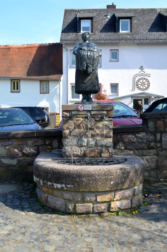 Oberursel, Wäschfraa-Brunnen