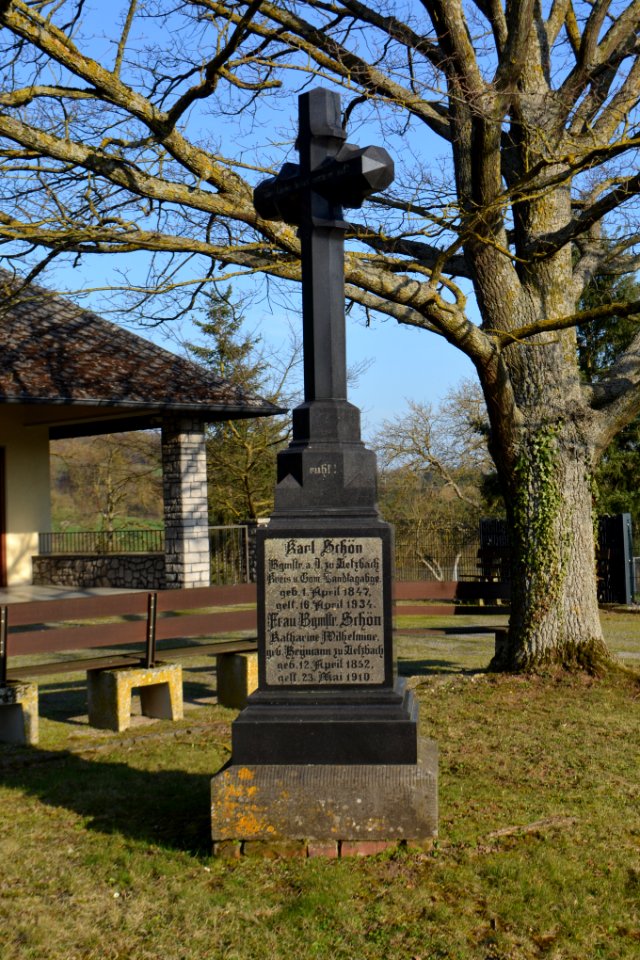 Oberneisen, Friedhof, Grabmal Karl Schön
