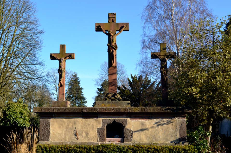 Oberursel, alter Friedhof, Kreuzigungsgruppe