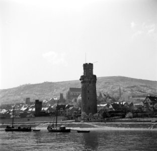 Ochsenturm bij Oberwesel met bovenin seinlichten en masten voor seinvlaggen, Bestanddeelnr 254-1336