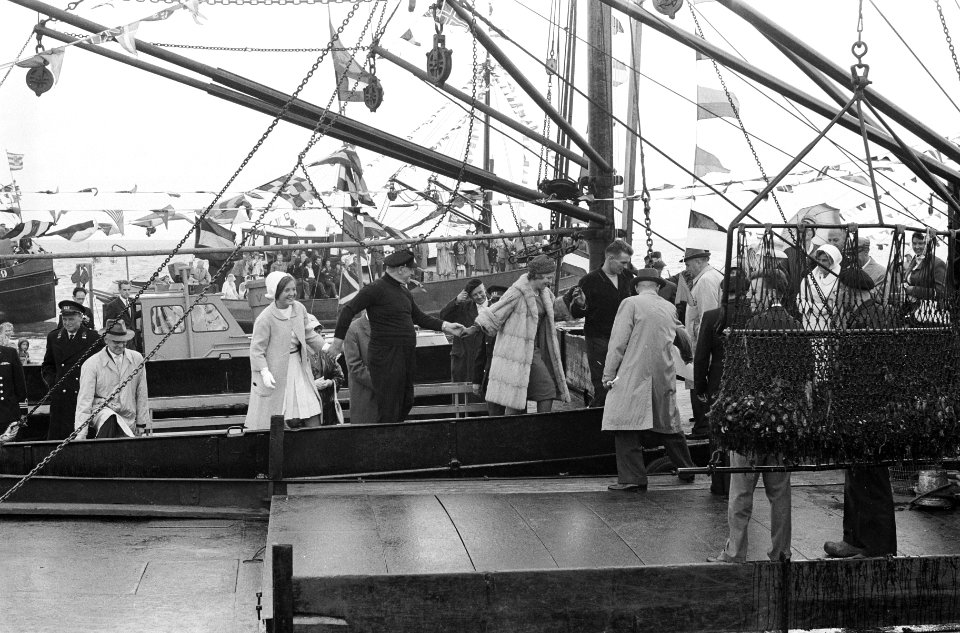 Oesterfeest in Ierseke De prinsessen hand in hand met een schipper, Bestanddeelnr 912-9059