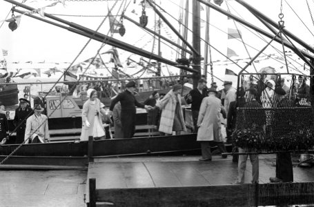 Oesterfeest in Ierseke De prinsessen hand in hand met een schipper, Bestanddeelnr 912-9059