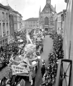 Oeteldonk viert carnaval, overzicht tijdens het voorbij trekken van de carnavals, Bestanddeelnr 916-0405