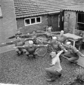 Ochtendgymnastiek bij het huis, Bestanddeelnr 915-2844