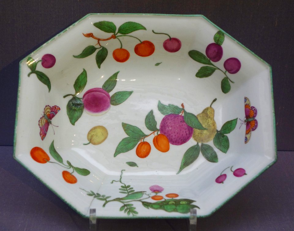Octagonal rectangular dish with fruits, Chelsea, c. 1756-1757, soft-paste porcelain - California Palace of the Legion of Honor - DSC07616
