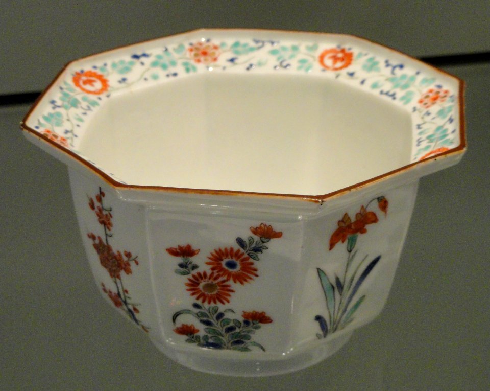 Octagonal Bowl with Seasonal Flowers, c. 1690-1710, Arita, hard-paste porcelain with overglaze enamels - Gardiner Museum, Toronto - DSC00581