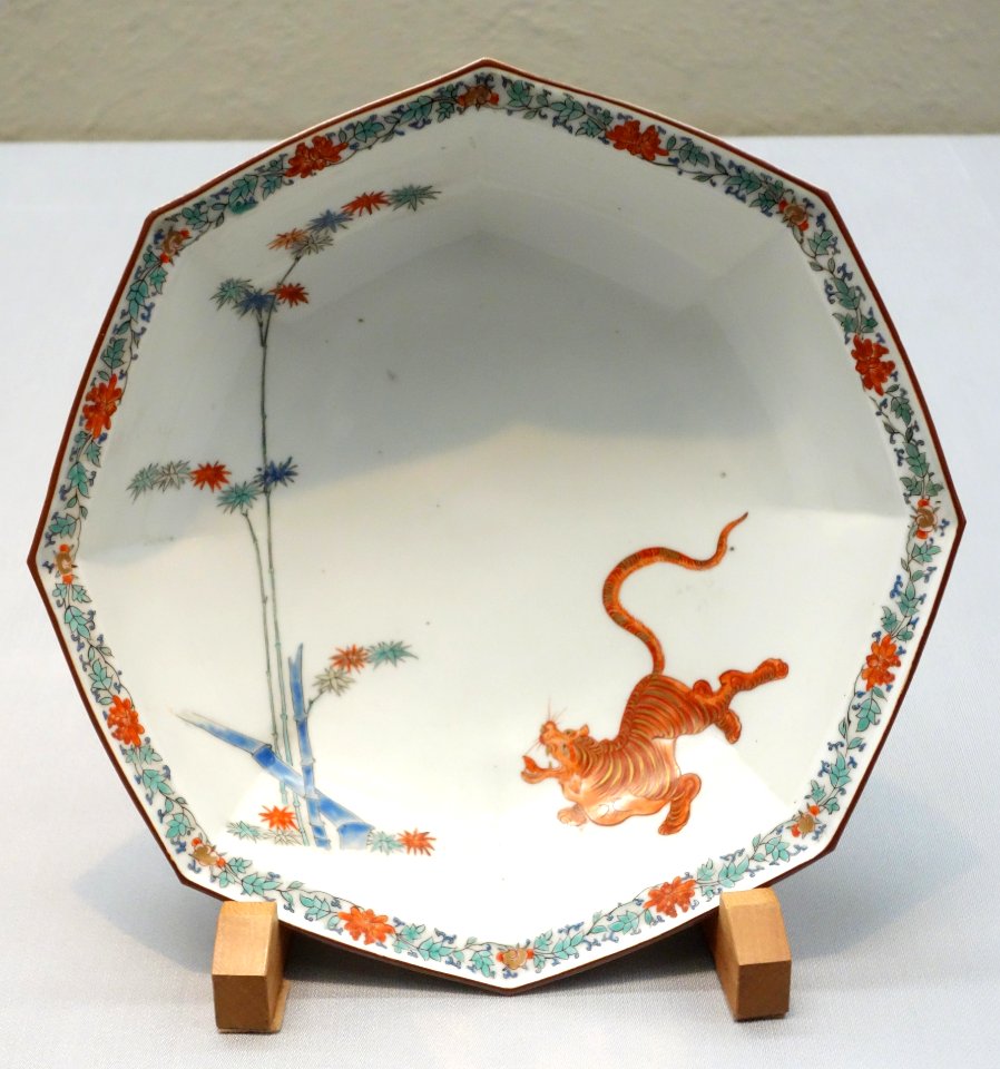 Octagonal Dish, Imari ware, Kakiemon type, Edo period, 17th century, bamboo and tiger design in overglaze enamel - Tokyo National Museum - DSC05334