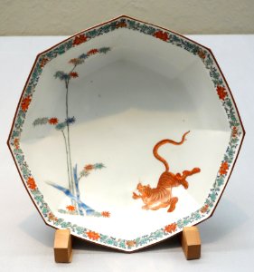 Octagonal Dish, Imari ware, Kakiemon type, Edo period, 17th century, bamboo and tiger design in overglaze enamel - Tokyo National Museum - DSC05334