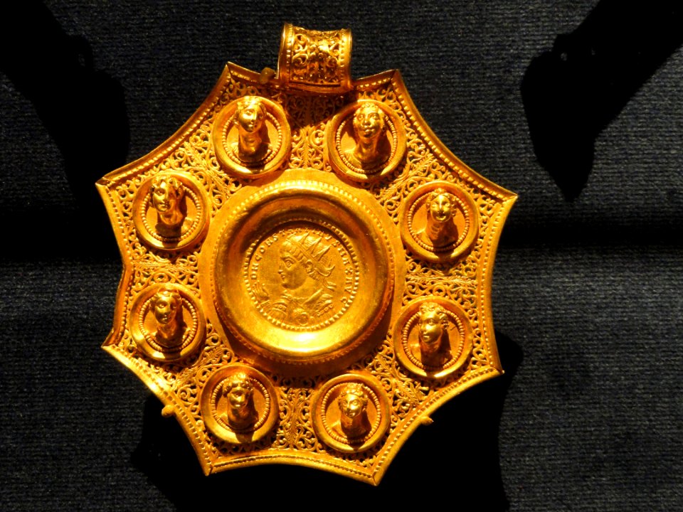 Octagonal Pendant, Two Spacers, and Clasp, 324-326 AD, Late Roman, eastern Mediterranean, probably Sirmium or Nicomedia, gold - Cleveland Museum of Art - DSC08323