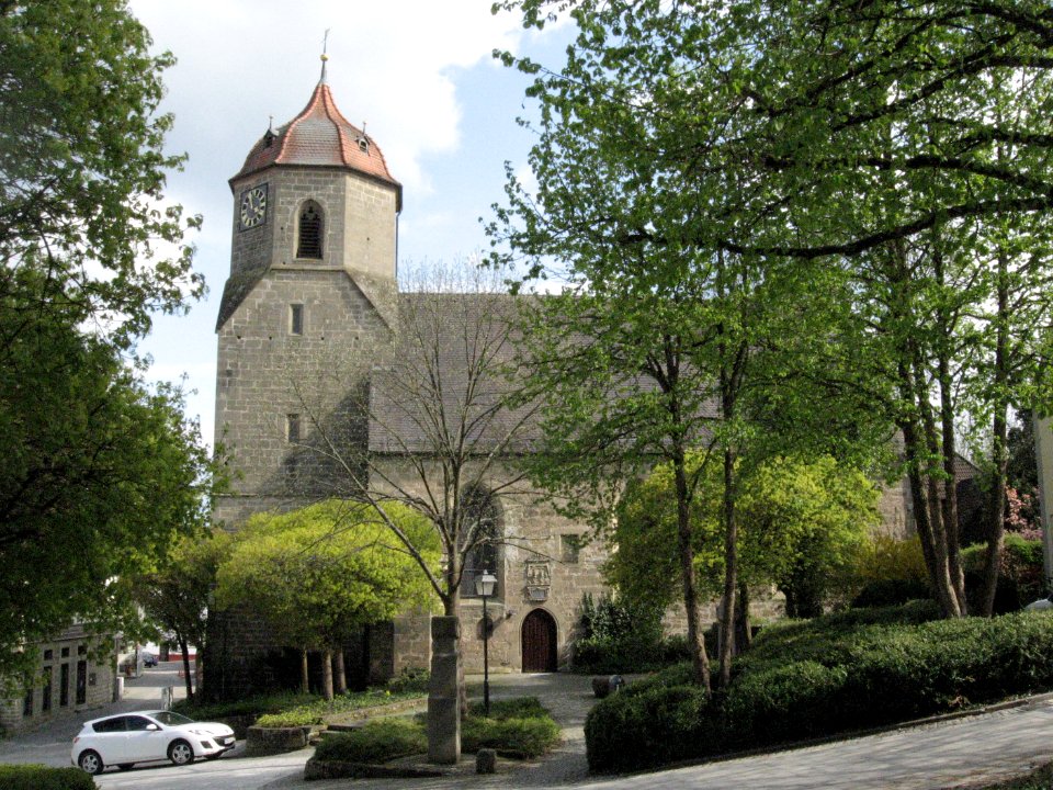Obersontheim, evangelische Pfarrkirche, Blick vom Schlosseingang nach SE auf Schubartdenkmal und Kirche im Frühjahr