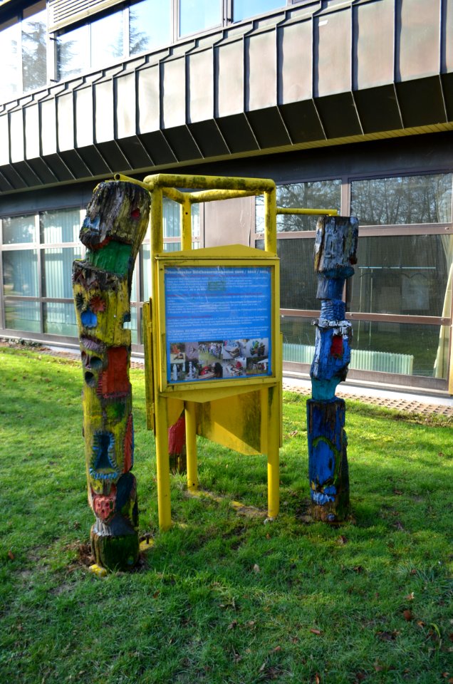 Oberursel, Rushmoor-Park, Skulpturen und Tafel
