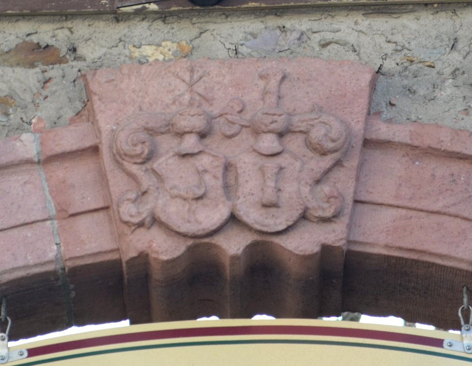Oberursel, Marktplatz 1, Torbogen, Wappen