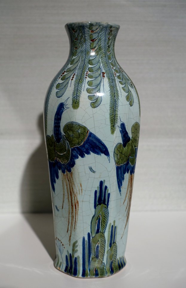 Octagonal vase, Firma Joost Thooft & Labouchere, Delft, c. 1903, ceramic - Hessisches Landesmuseum Darmstadt - Darmstadt, Germany - DSC00764