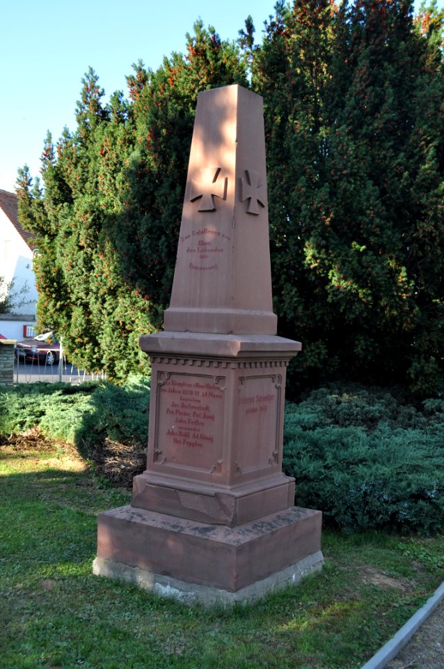 Ober-Mörlen, Friedhof, Gefallenendenkmal 70 71