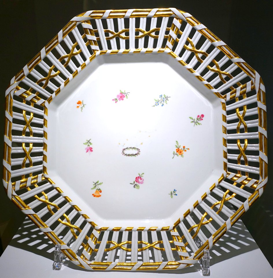 Octagonal dessert plate or sub-plate, Porzellanmanufaktur Furstenberg, c. 1810 AD from model c. 1790 AD, porcelain - Braunschweigisches Landesmuseum - DSC04635