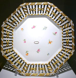 Octagonal dessert plate or sub-plate, Porzellanmanufaktur Furstenberg, c. 1810 AD from model c. 1790 AD, porcelain - Braunschweigisches Landesmuseum - DSC04635