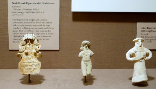 Nude female figurines with headdresses, Tell Asmar, Northern Palace, Isin-Larsa period, 2000-1800 BC, ceramic - Oriental Institute Museum, University of Chicago - DSC07490