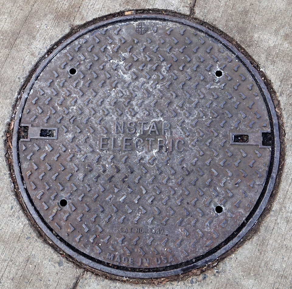 Nstar Electric Cat No 1347, Made in USA - manhole cover - Cambridge, MA - DSC02524-001