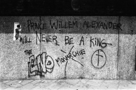 Nr. 1, 2 Tekst Prince Willem Alexander will neber be a king op muur, nr. 3, 4, Bestanddeelnr 932-9902 photo