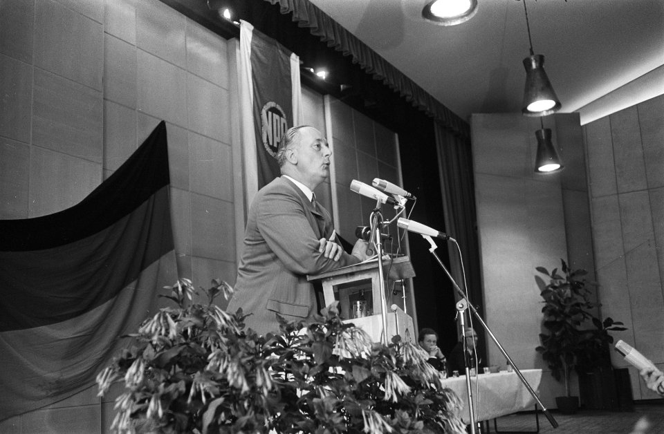 NPD verkiezingsbijeenkomst in Nordhorn, Duitsland Adolf Von Thadden spreekt, ov, Bestanddeelnr 934-6526
