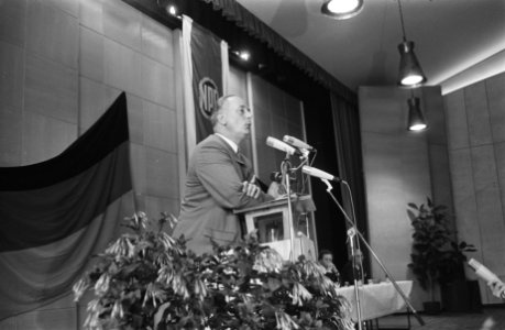 NPD verkiezingsbijeenkomst in Nordhorn, Duitsland Adolf Von Thadden spreekt, ov, Bestanddeelnr 934-6526
