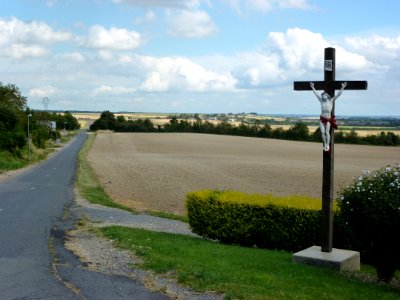 Novy-Chevrières (Ardennes) croix de chemin et vue sur Lucquy